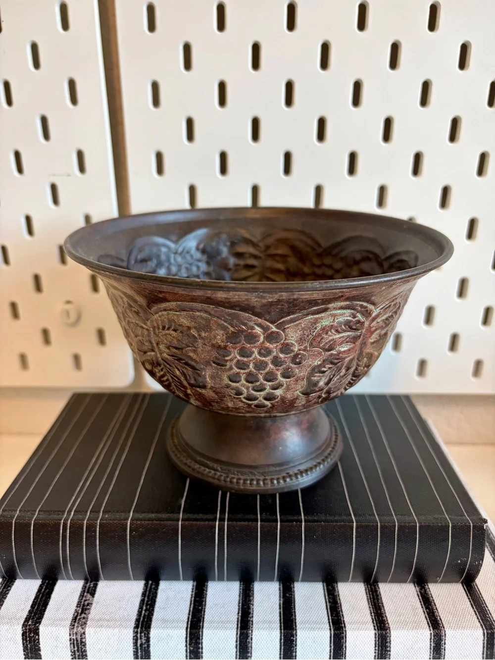 Decorative Antique-Style Pedestal Bowl in Aged metal